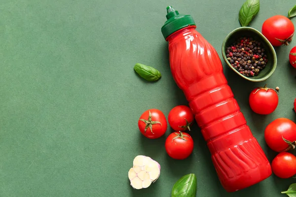 Flasche Ketchup Und Tomaten Mit Pfefferkorn Auf Grünem Hintergrund — Stockfoto