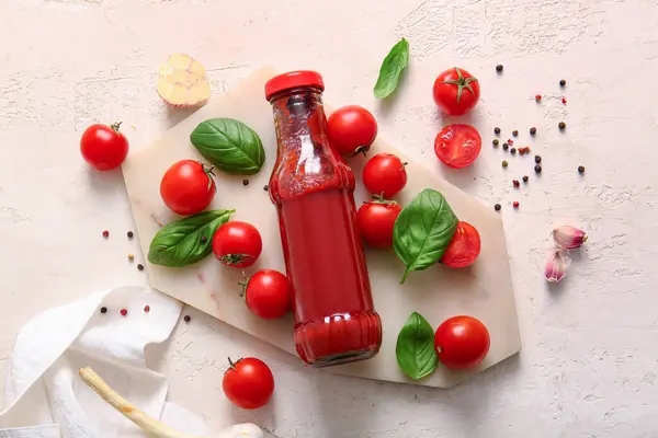 Bordo Con Bottiglia Vetro Ketchup Pomodori Sfondo Bianco — Foto Stock