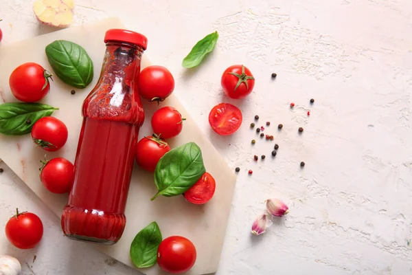 Tafel Mit Glasflasche Ketchup Und Tomaten Auf Weißem Hintergrund — Stockfoto