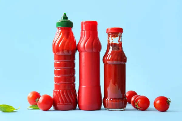 Garrafas Ketchup Tomates Fundo Azul — Fotografia de Stock