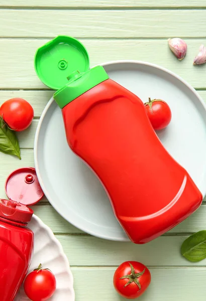 Placas Com Garrafas Ketchup Tomates Sobre Fundo Madeira Verde — Fotografia de Stock