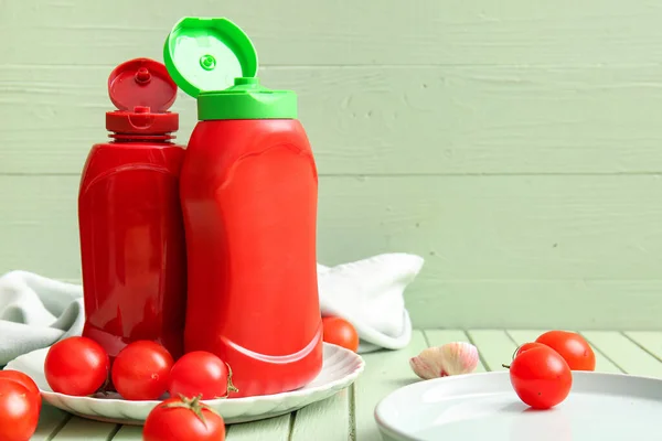 Pratos Com Garrafas Ketchup Tomates Mesa Madeira Verde — Fotografia de Stock