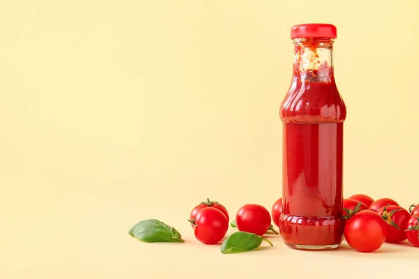 Glasflasche Ketchup Und Tomaten Auf Beigem Hintergrund — Stockfoto