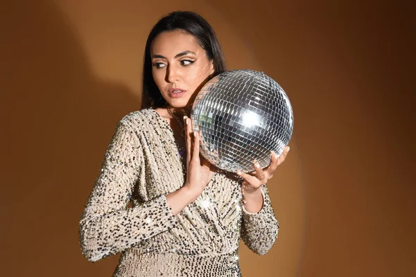 Fashionable Beautiful Woman Sparkling Dress Disco Ball Brown Background — Stock Photo, Image