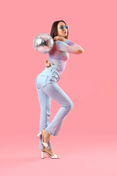Модна Красива Жінка Стильних Сонцезахисних Окулярах Диско Кулькою Рожевому Фоні — стокове фото