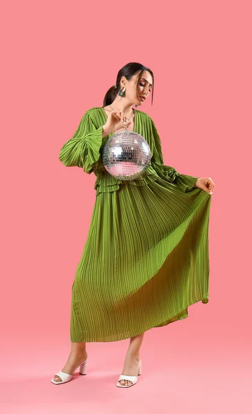 Belle Femme Mode Robe Verte Élégante Avec Boule Disco Posant — Photo