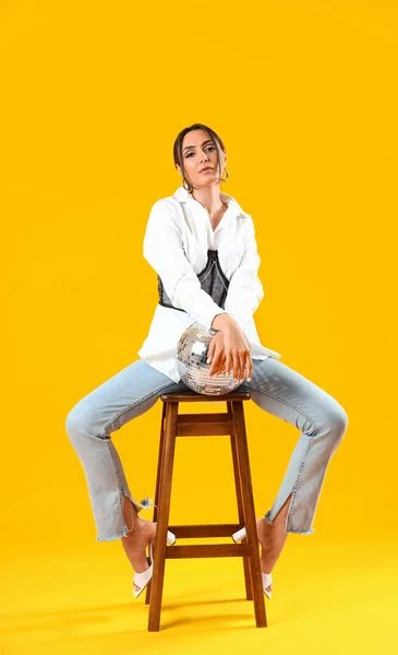 Stylische Schöne Frau Mit Discokugel Sitzt Auf Stuhl Und Posiert — Stockfoto