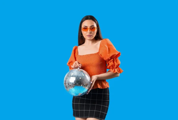 Модна Красива Жінка Стильних Сонцезахисних Окулярах Диско Кулькою Синьому Фоні — стокове фото