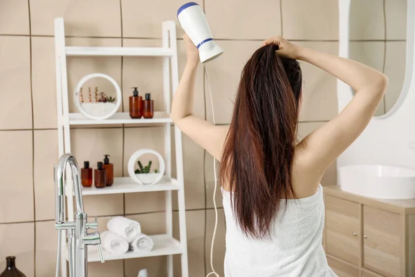 Banyoda Saç Kurutma Makinesi Olan Genç Güzel Bir Kadın — Stok fotoğraf