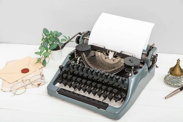 Vintage Schreibmaschine Brille Tintenfass Und Umschlag Mit Wachssiegelstempel Auf Weißem — Stockfoto