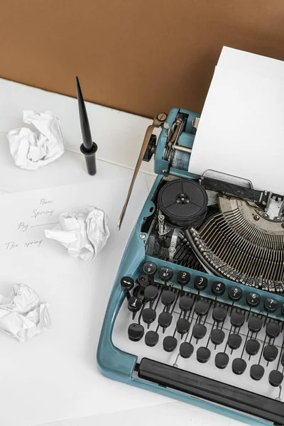 Vintage Schrijfmachine Met Pennenhouder Verfrommeld Papier Witte Tafel Bij Bruine — Stockfoto