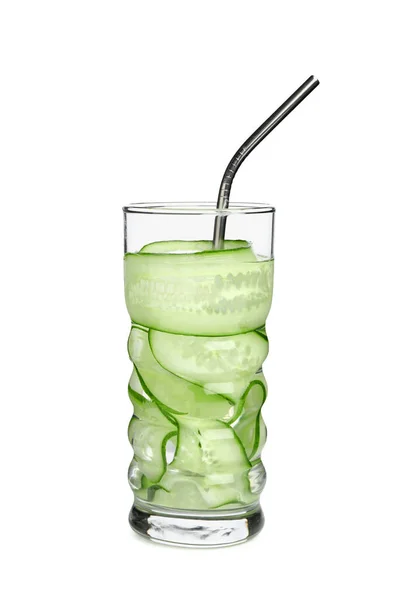 Glas Wasser Mit Gurkenscheiben Auf Weißem Hintergrund — Stockfoto