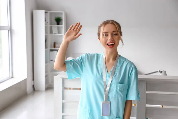 診療所で手を振る女性医療インターン — ストック写真