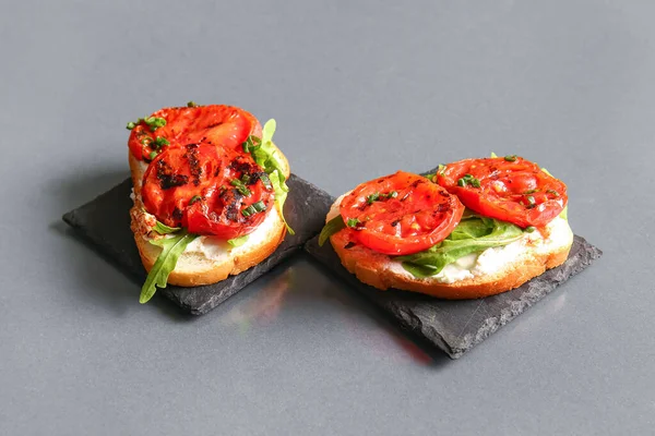 带有烤西红柿和青菜的三明治 背景是灰色的 — 图库照片