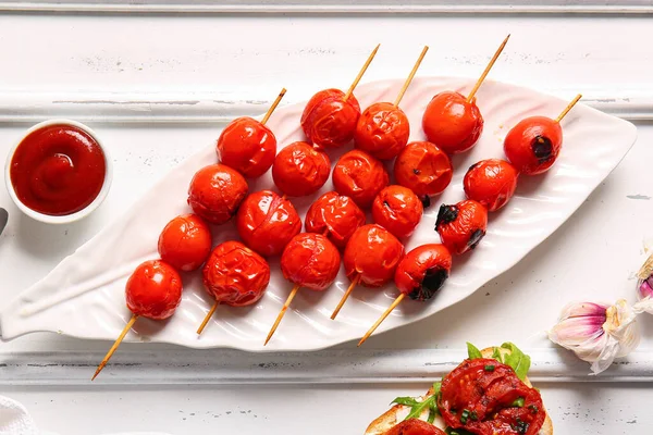 Prato Espetos Com Saborosos Tomates Grelhados Fundo Branco — Fotografia de Stock