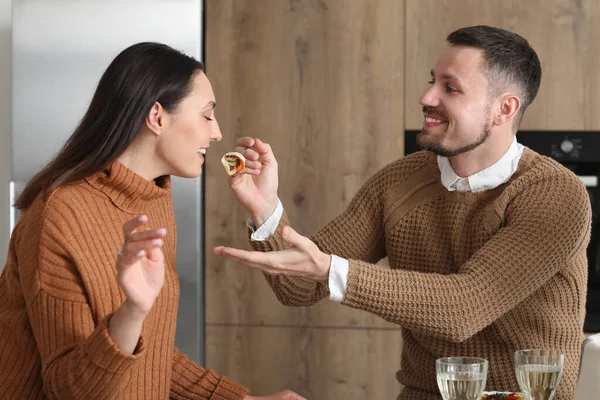 Happy Engaged Couple Having Dinner Kitchen — Stock Photo, Image