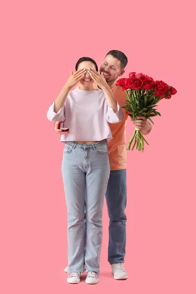 Ung Man Med Förlovningsring Och Blommor Stänga Sin Flickväns Ögon — Stockfoto