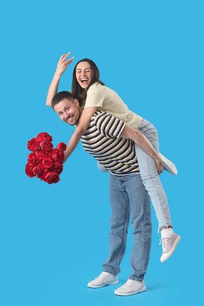 Happy Engaged Couple Flowers Blue Background — Stock Photo, Image