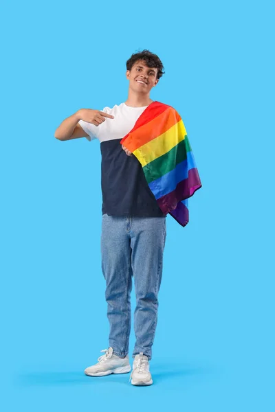 Молодий Чоловік Вказує Лгбт Прапор Синьому Фоні — стокове фото