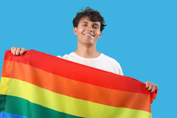 青の背景にLgbtの旗を持つ若い男 — ストック写真