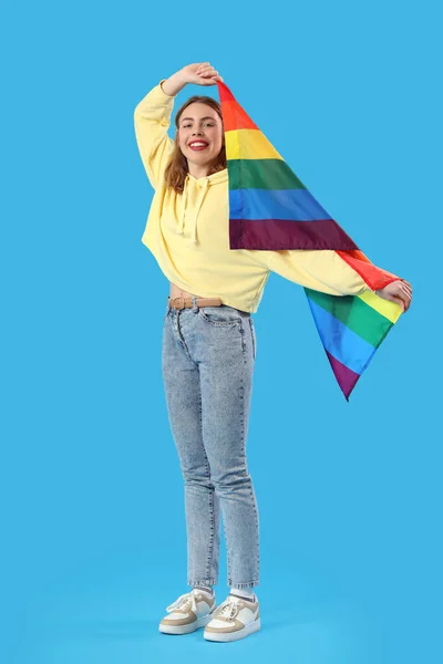 青い背景にLgbtの旗を持つ幸せな若い女性 — ストック写真