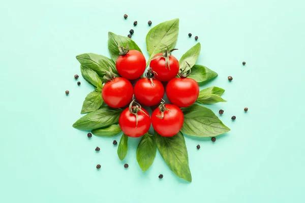 Composición Con Tomates Cherry Maduros Hojas Albahaca Pimienta Sobre Fondo — Foto de Stock