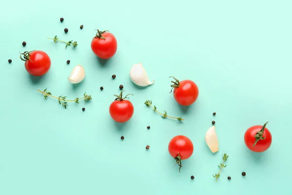 Skład Dojrzałymi Pomidorami Wiśniowymi Tymiankiem Czosnkiem Pieprzem Turkusowym Tle — Zdjęcie stockowe