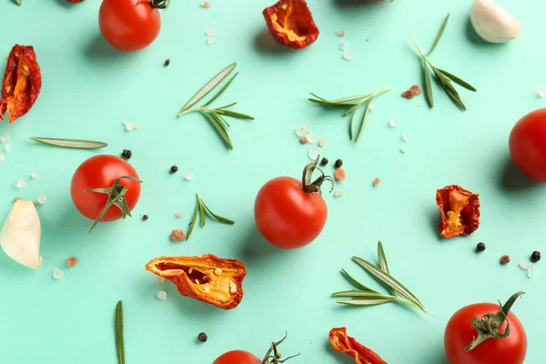 Skład Dojrzałymi Pomidorami Wiśniowymi Rozmarynem Suszonym Pieprzem Turkusowym Tle — Zdjęcie stockowe