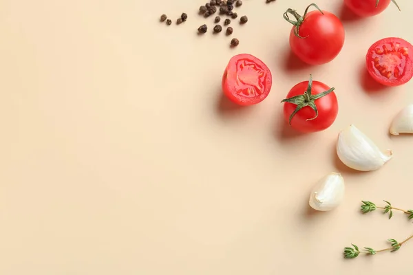 Composición Con Tomates Cherry Maduros Tomillo Ajo Pimienta Sobre Fondo — Foto de Stock