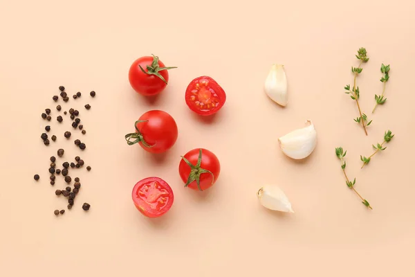 Skład Dojrzałymi Pomidorami Wiśniowymi Tymiankiem Czosnkiem Pieprzem Beżowym Tle — Zdjęcie stockowe