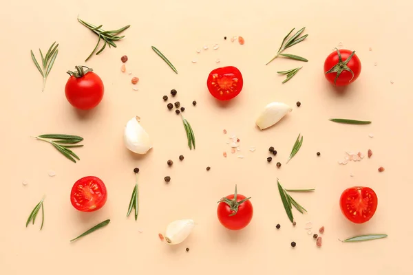 Skład Dojrzałymi Pomidorami Wiśniowymi Przyprawami Beżowym Tle — Zdjęcie stockowe