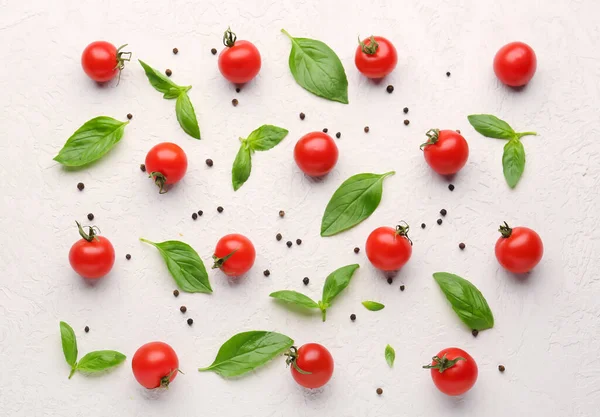 Skład Dojrzałych Pomidorów Wiśniowych Liści Bazylii Pieprzu Jasnym Tle — Zdjęcie stockowe