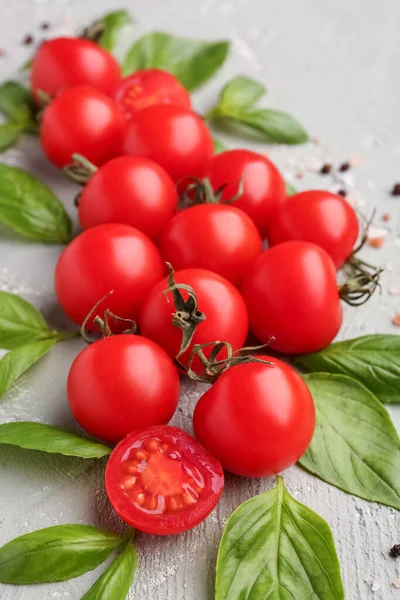 Skład Dojrzałych Pomidorów Wiśniowych Liści Bazylii Pieprzu Tle Koloru Zbliżenie — Zdjęcie stockowe
