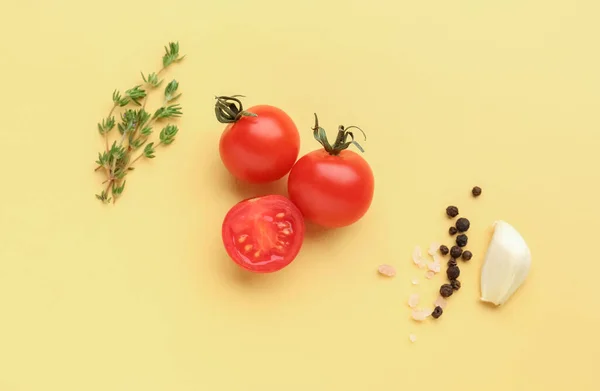 Skład Dojrzałymi Pomidorami Wiśniowymi Przyprawami Żółtym Tle — Zdjęcie stockowe