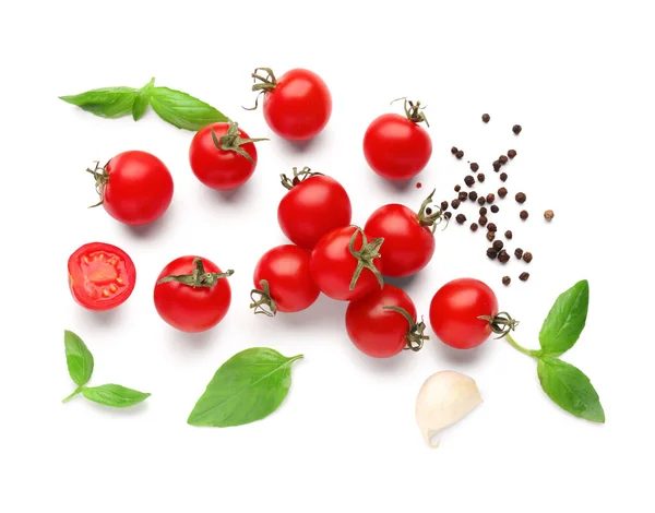 Composição Com Tomates Cereja Maduros Especiarias Sobre Fundo Branco — Fotografia de Stock