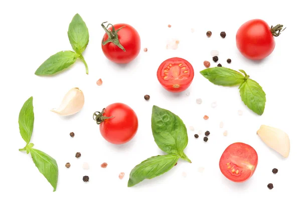 Skład Dojrzałymi Pomidorami Wiśniowymi Przyprawami Białym Tle — Zdjęcie stockowe