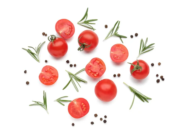 Composición Con Tomates Cherry Maduros Especias Sobre Fondo Blanco — Foto de Stock