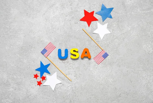 由美国文字 美国国旗和灰色背景的星星组成 独立日庆祝活动 — 图库照片