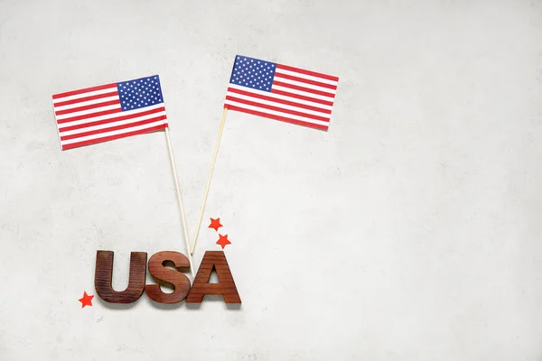 文字美国 美国国旗和灰色格子背景的彩旗 独立日庆祝活动 — 图库照片