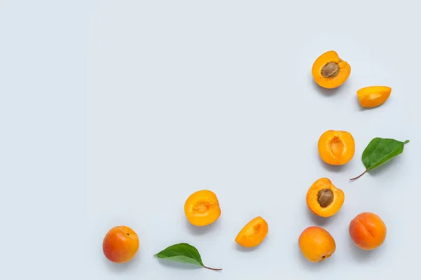 stock image Fresh apricots with leaves on blue background