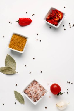 Hafif arka planda taze aromatik baharat ve sebzeli kompozisyon