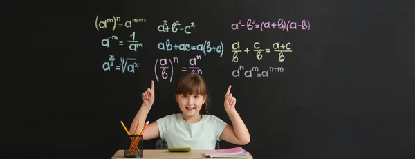 Murid Kecil Yang Lucu Duduk Meja Selama Pelajaran Matematika Kelas — Stok Foto