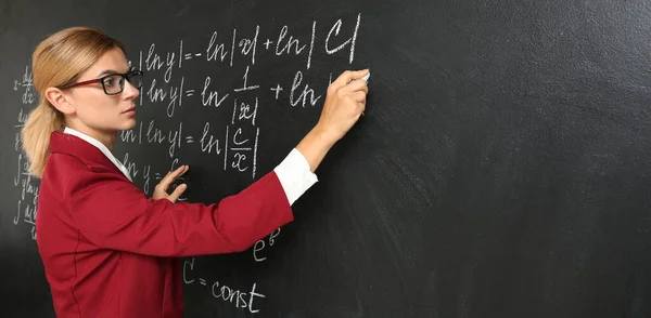 Maths Teacher Writing Blackboard Classroom — Stock Photo, Image