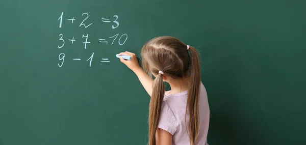 数学の授業中に黒板に書くかわいい女の子 — ストック写真