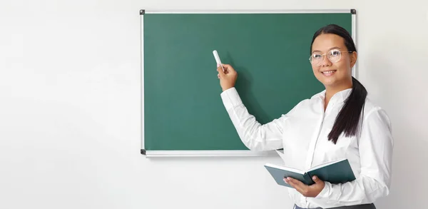 Asiatisk Kvinnlig Lärare Nära Svarta Tavlan Klassrummet — Stockfoto