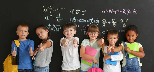 Χαριτωμένοι Μαθητές Δείχνουν Αντίχειρα Κοντά Μαυροπίνακα Στην Τάξη — Φωτογραφία Αρχείου