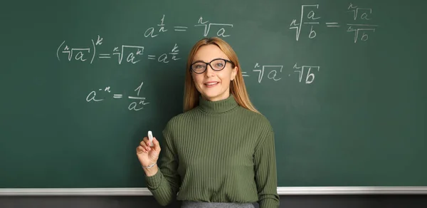 Volwassen Wiskunde Leraar Buurt Van Schoolbord Klas — Stockfoto
