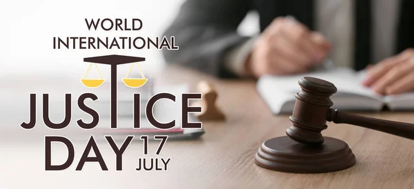 Nemzetközi Igazságszolgáltatás Világnapjának Zászlaja Gavel Bíróval — Stock Fotó