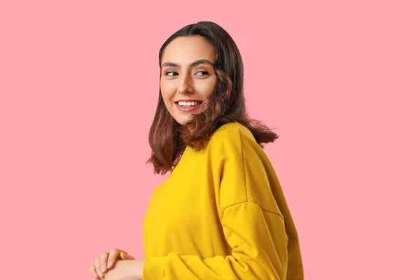 Junge Frau Gelbem Sweatshirt Auf Rosa Hintergrund — Stockfoto