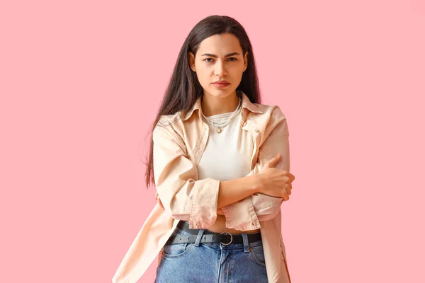 Junge Frau Hemd Auf Rosa Hintergrund — Stockfoto